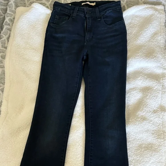 These jeans are in great condition. They didn’t fit me anymore after pregnancy. - Picture 6 of 10